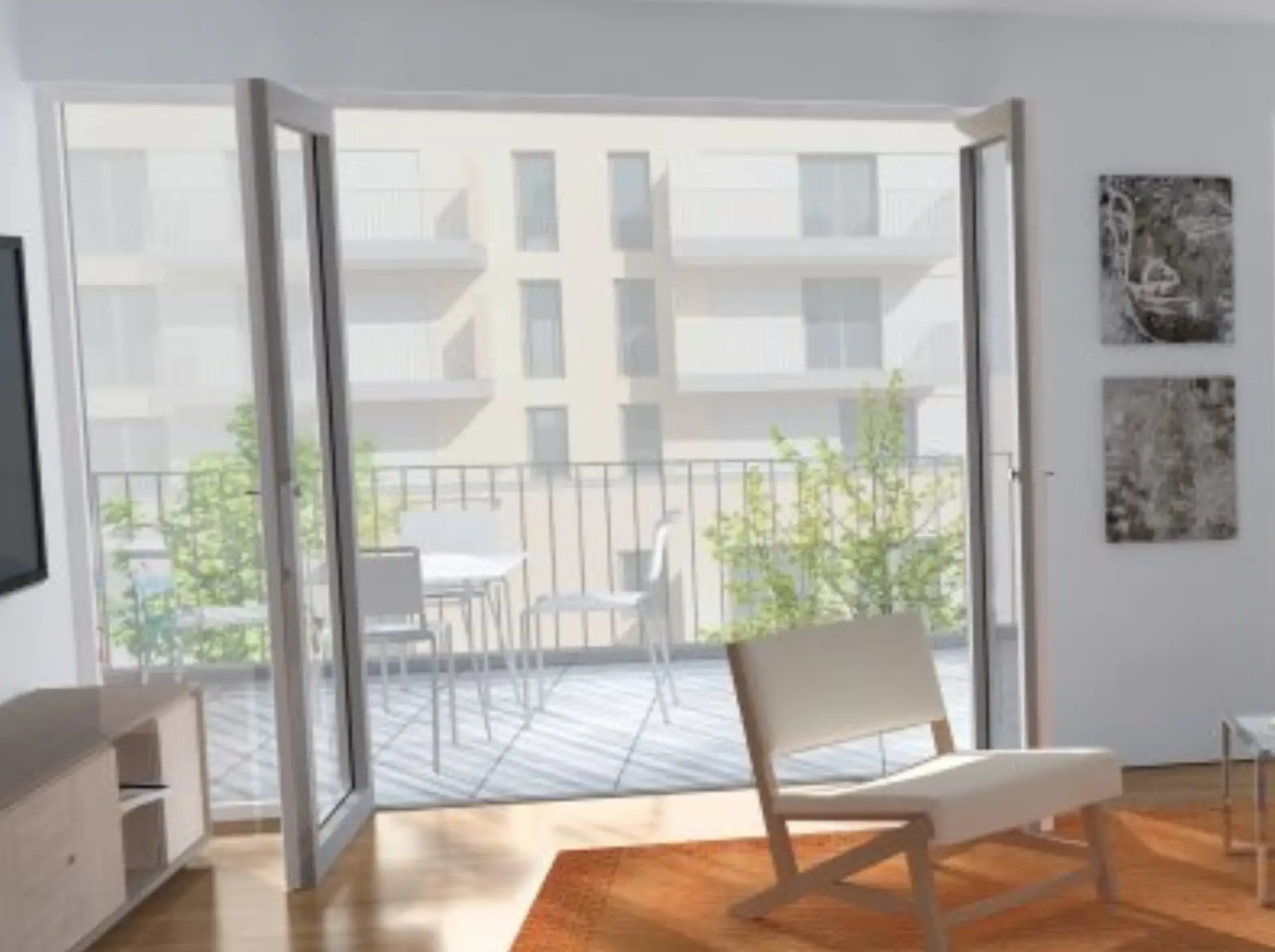 Wohnraum mit bodentiefen Fenstern zum Balkon