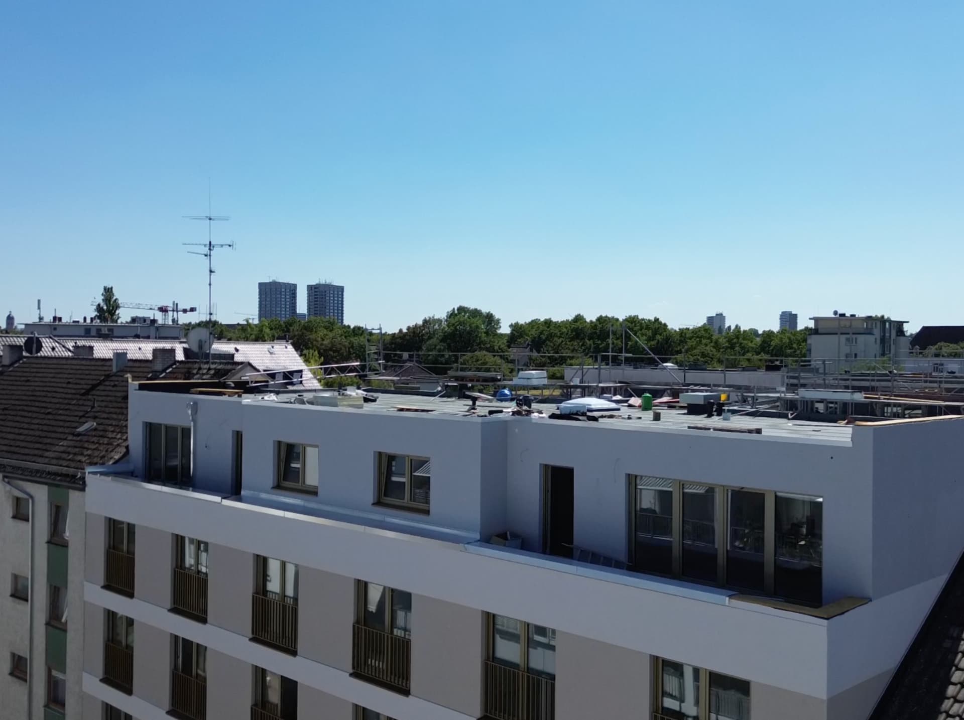 Fertiggestellte Dachlandschaft mit Blick über Mainz