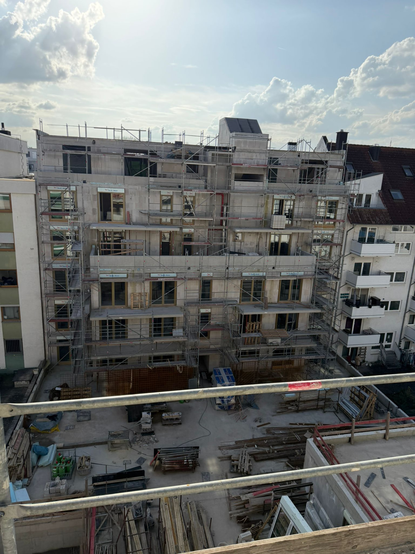 Baufortschritt: Innenhof und entstehende Dachterrassen
