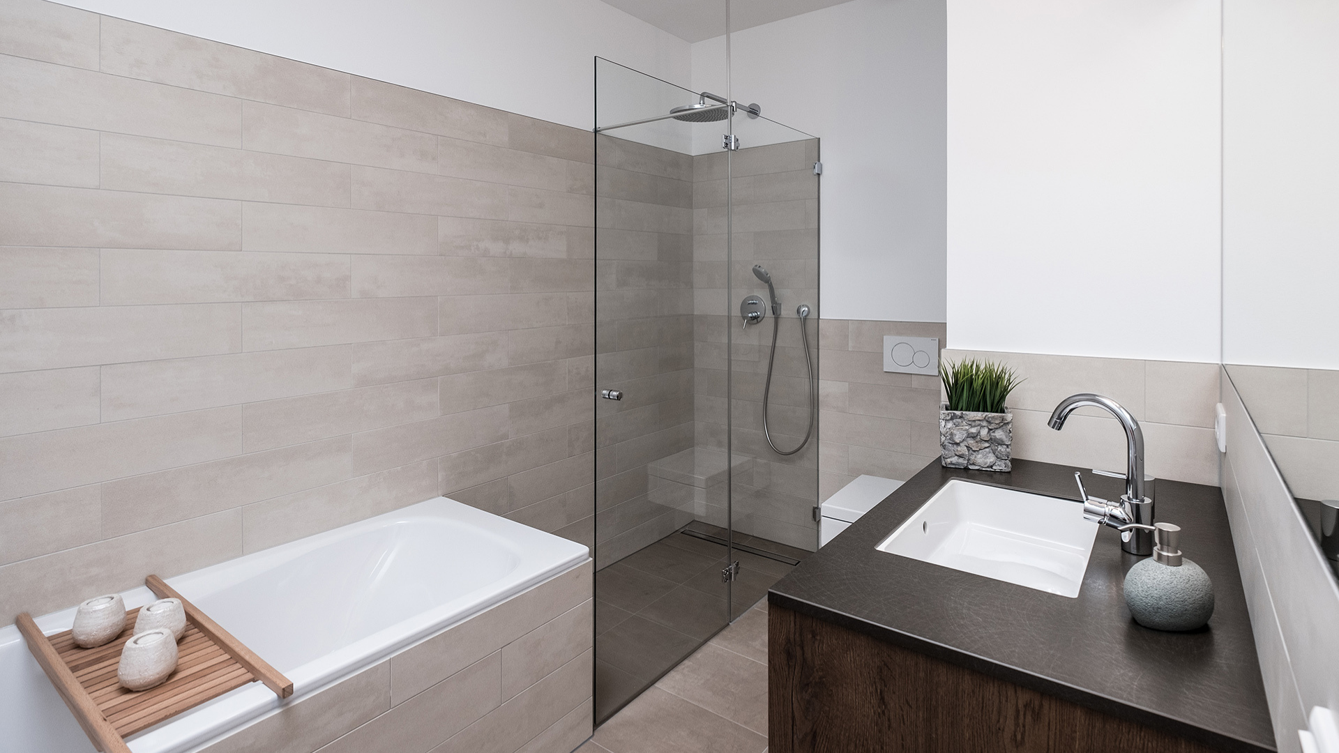 Badezimmer mit verchromten Armaturen