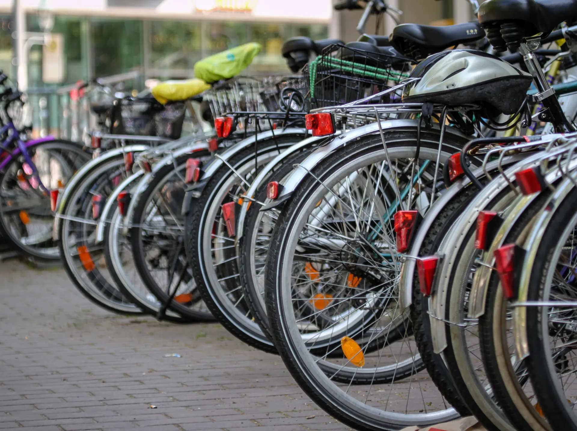 Abgestellte Fahrräder an überdachten Stellplätzen