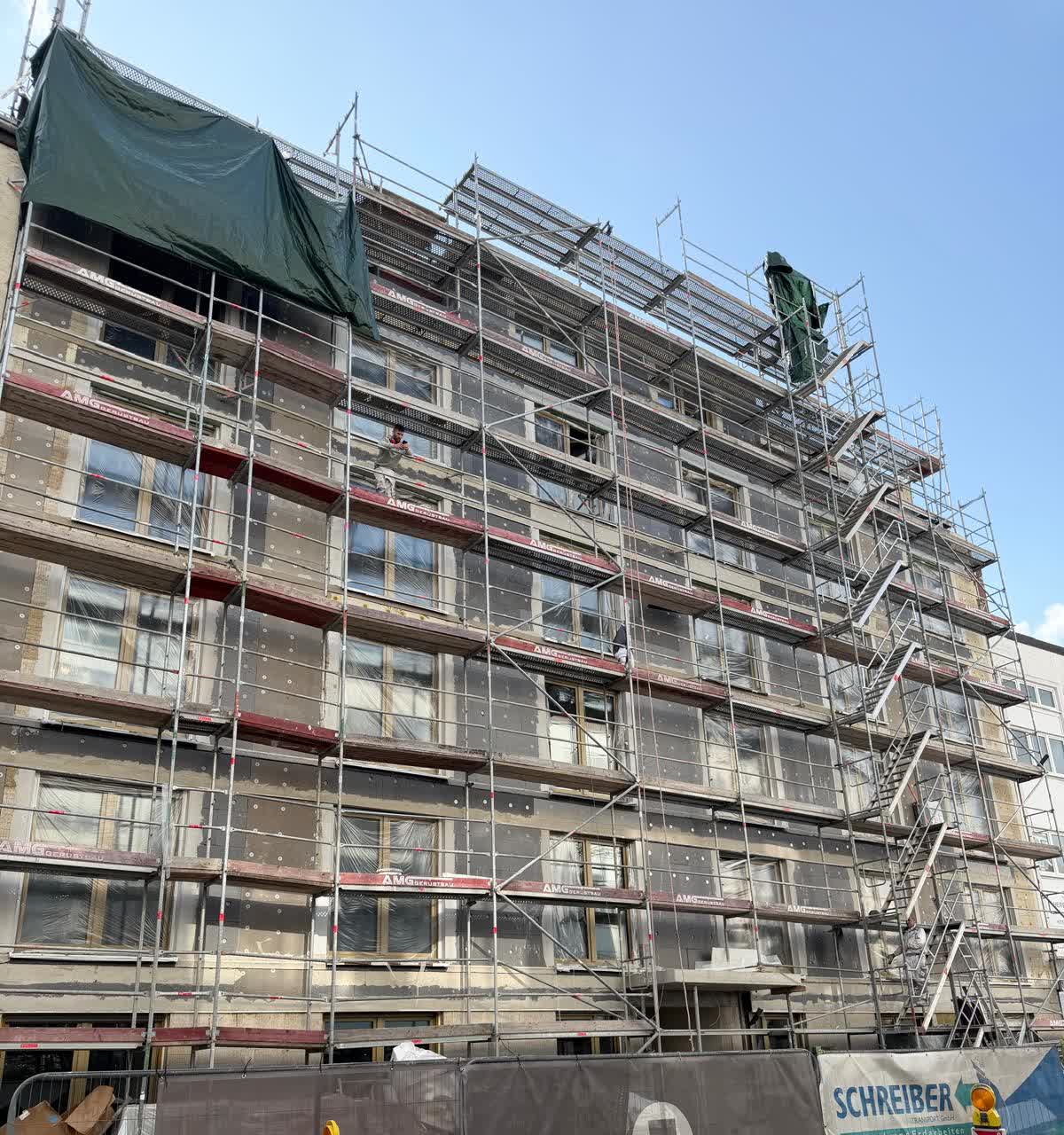 Baufortschritt: eingerüstete Fassade während des Ausbaus